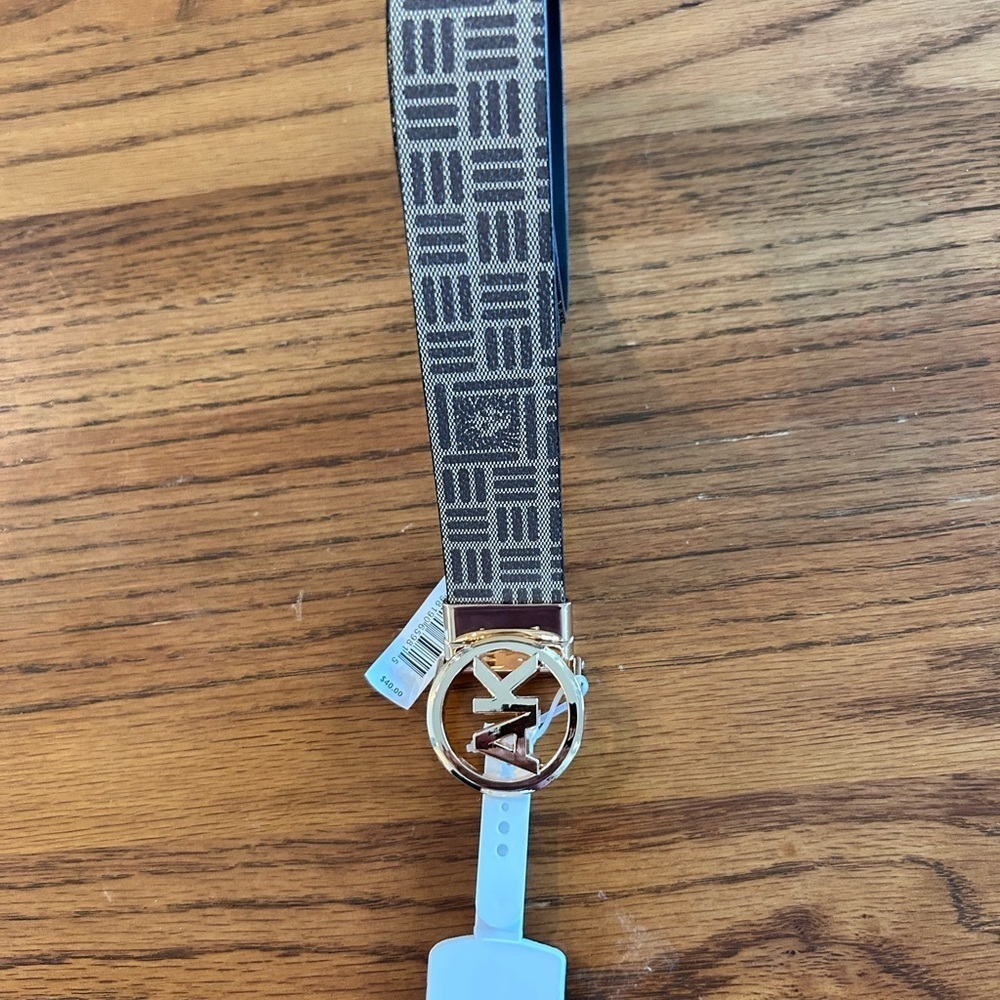Anne Kline Reversible Brown & Tan w Gold Hardware Women’s Belt

Size M
NWT